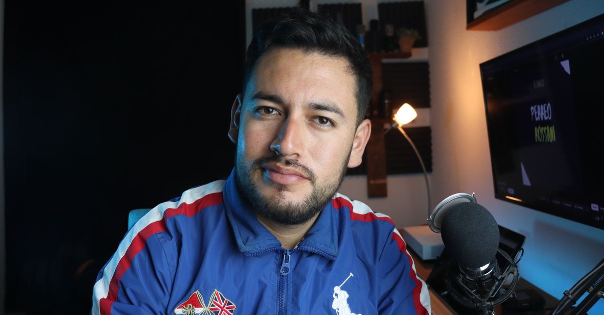 Joven streamer en su setup de home studio con micrófono y pantalla, representando la creación de contenido en vivo
